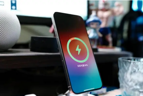 岱山苹果15换屏服务分享用什么充电器给iPhone15充电更好 